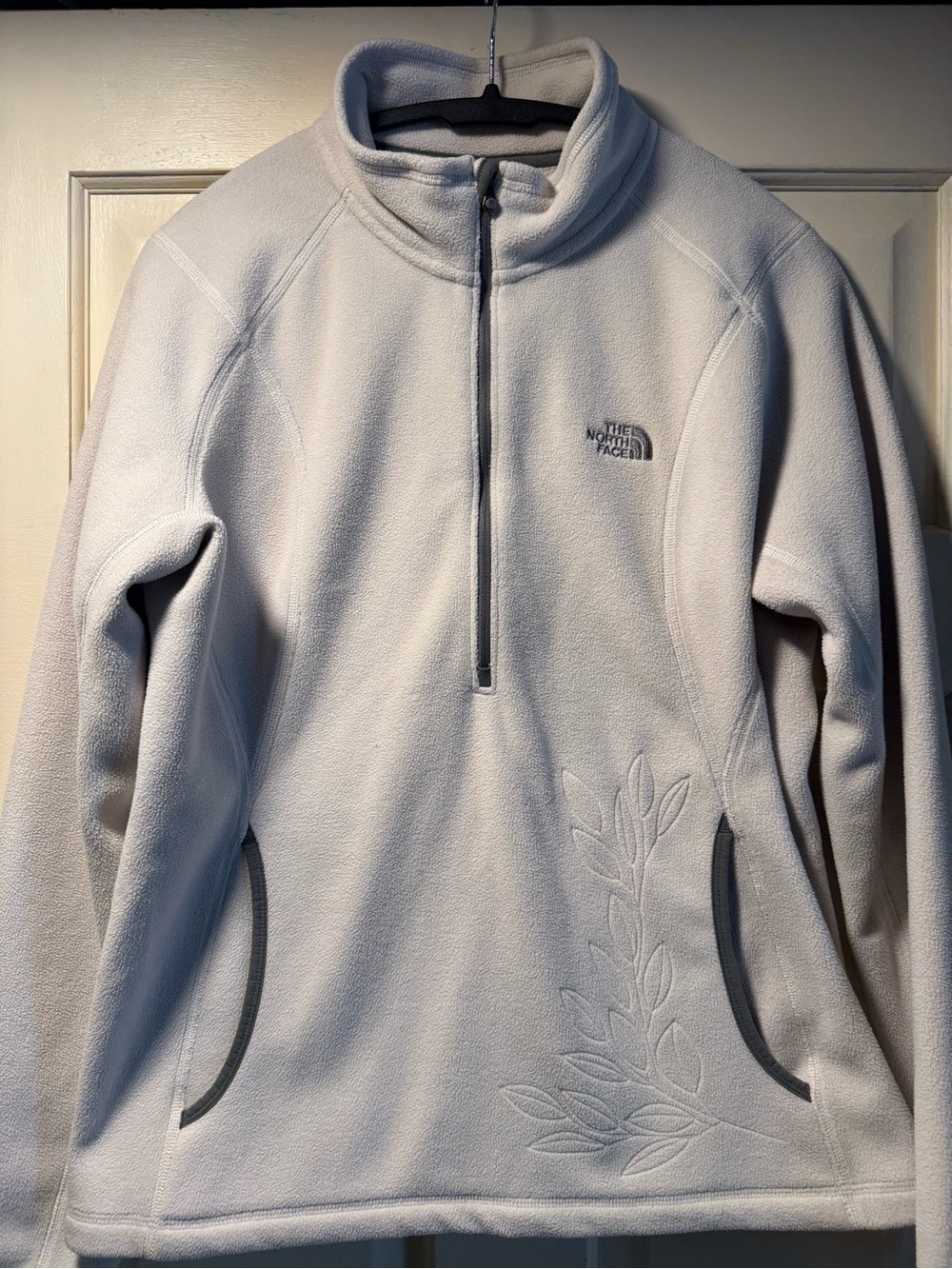The North Face Women’s Medium Glacier Fleece 1/4 Zip Pullover White